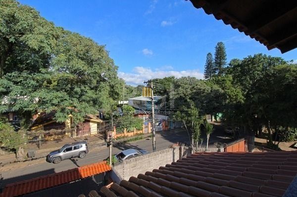 Casa em Porto Alegre, no bairro Ipanema, com 4 dormitório(s), e 4 banheiros, à venda.
