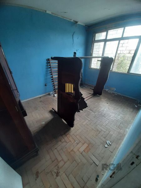 Casa em Porto Alegre, no bairro Cristal, com 4 dormitório(s), e 4 banheiros, à venda.