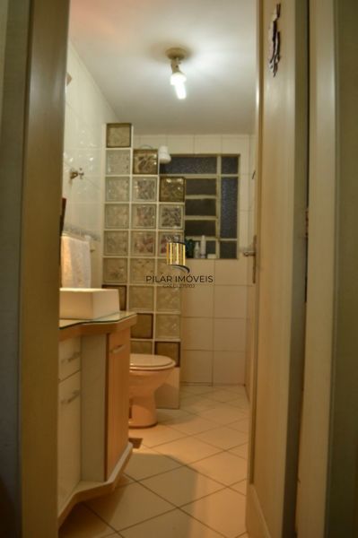 Apartamento em Porto Alegre, no bairro Cidade Baixa, com 2 dormitório(s), e 2 banheiros, à venda.