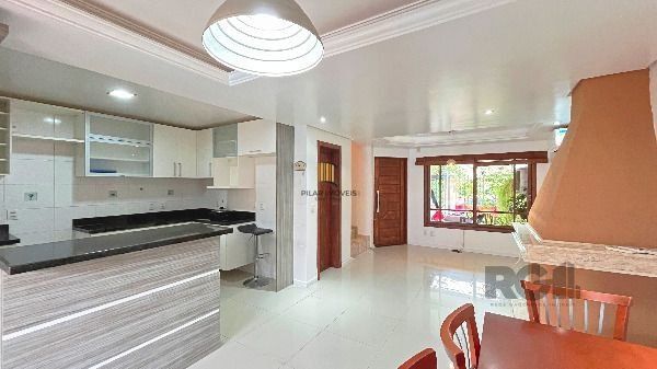 Casa em Porto Alegre, no bairro Hípica, com 3 dormitório(s), e 3 banheiros, à venda.