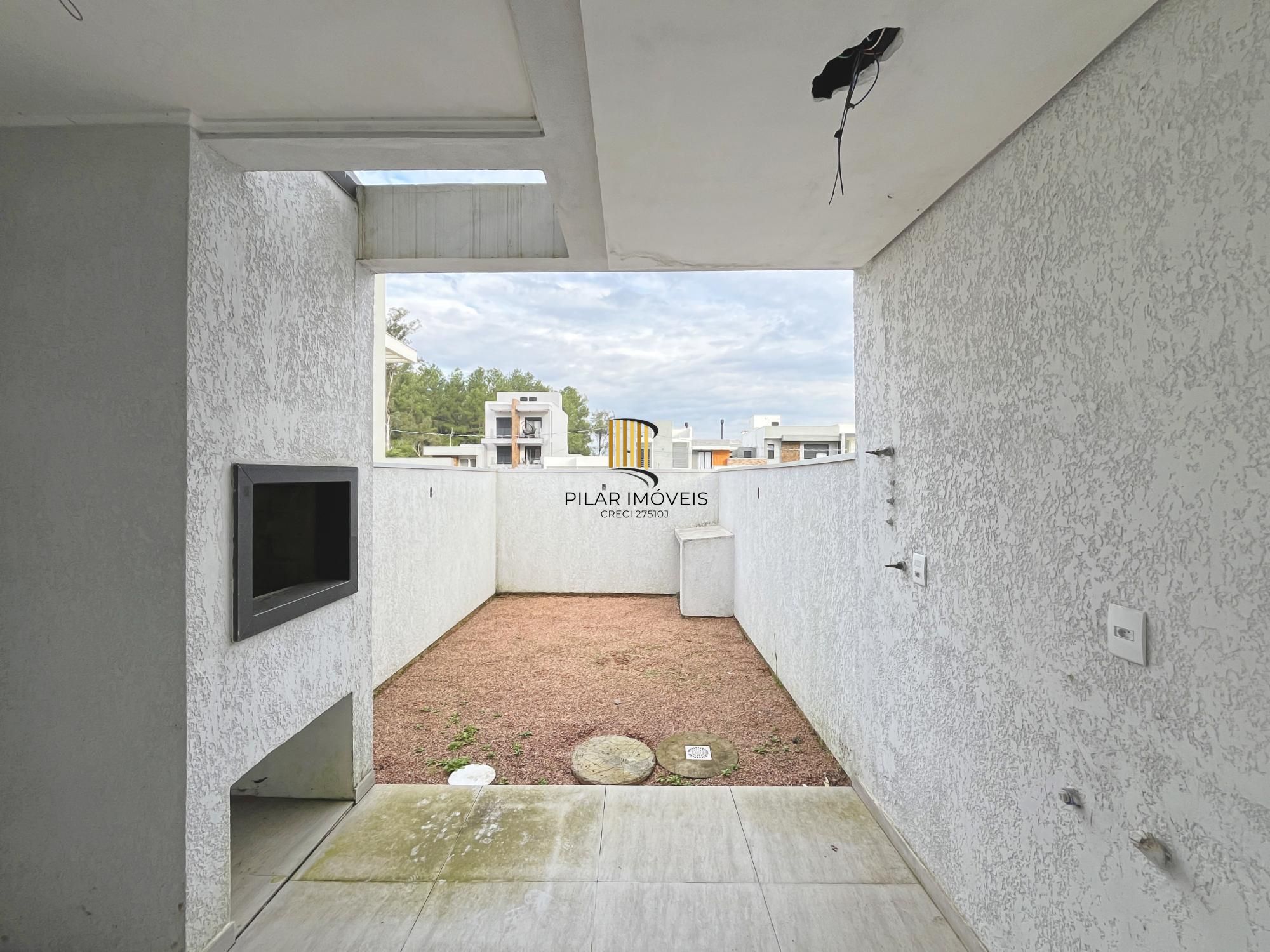 Casa em Porto Alegre, no bairro Hípica, com 2 dormitório(s), e 2 banheiros, à venda.