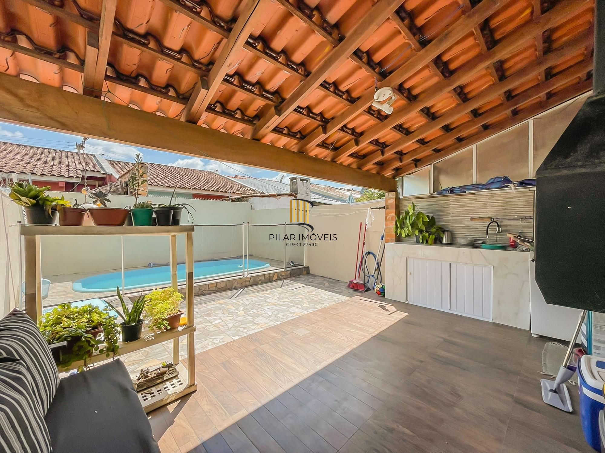 Viva com Conforto e Lazer: Sobrado Impecável com Piscina Privativa