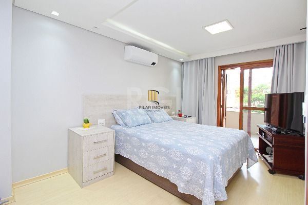 Casa em Porto Alegre, no bairro Hípica, com 3 dormitório(s), e 3 banheiros, à venda.