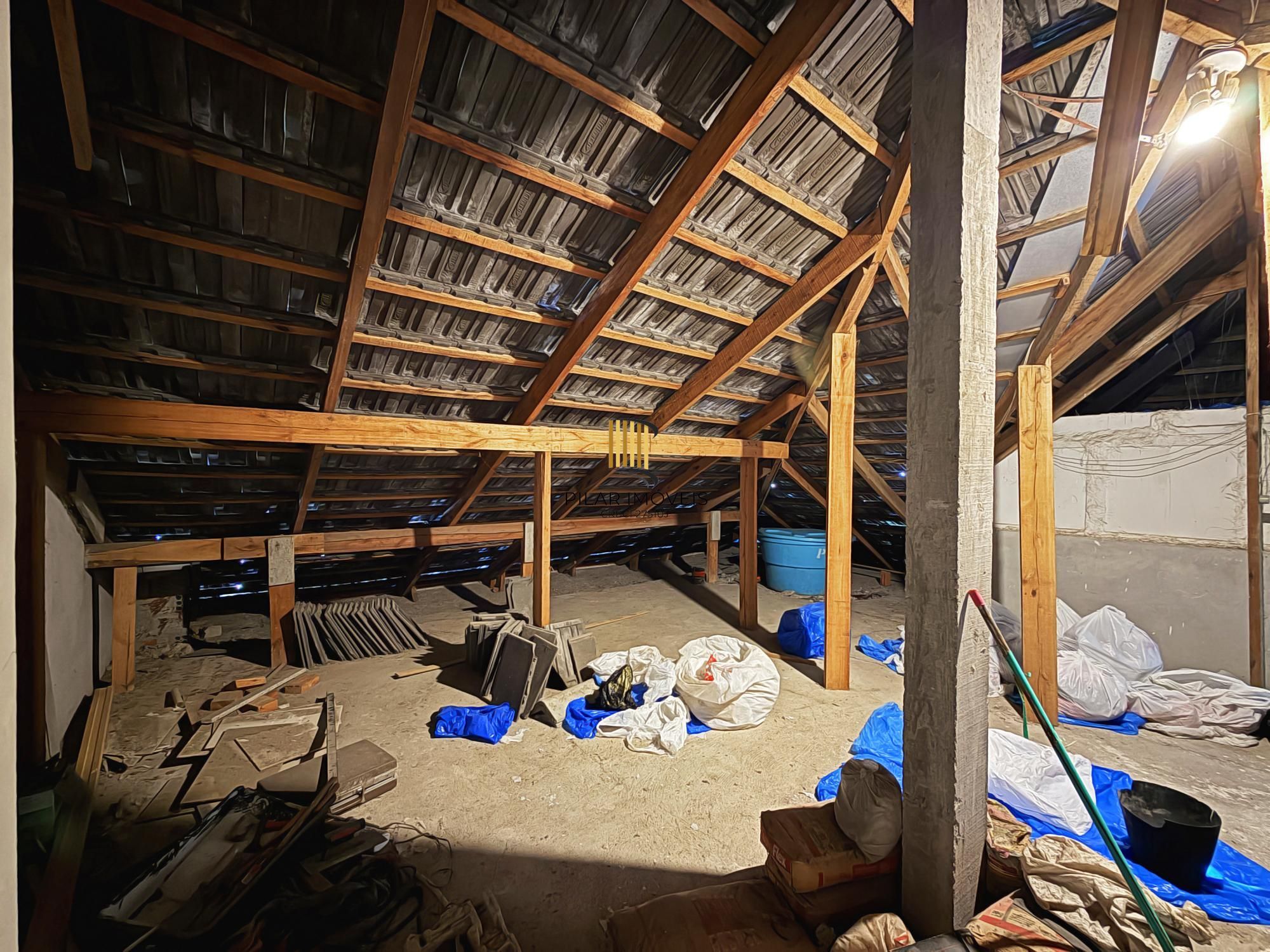 Sobrado a venda no Bairro Hipica de Porto alegre com 04 dormitórios sendo 01 suite