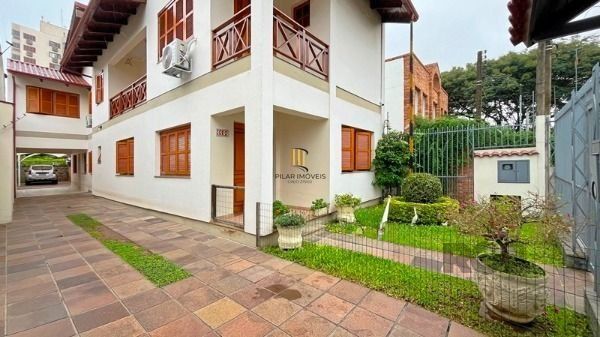 Casa em Porto Alegre, no bairro Tristeza, com 3 dormitório(s), e 3 banheiros, à venda.