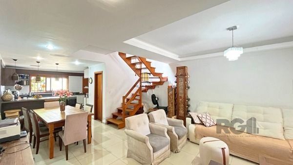 Casa em Porto Alegre, no bairro Tristeza, com 3 dormitório(s), e 3 banheiros, à venda.