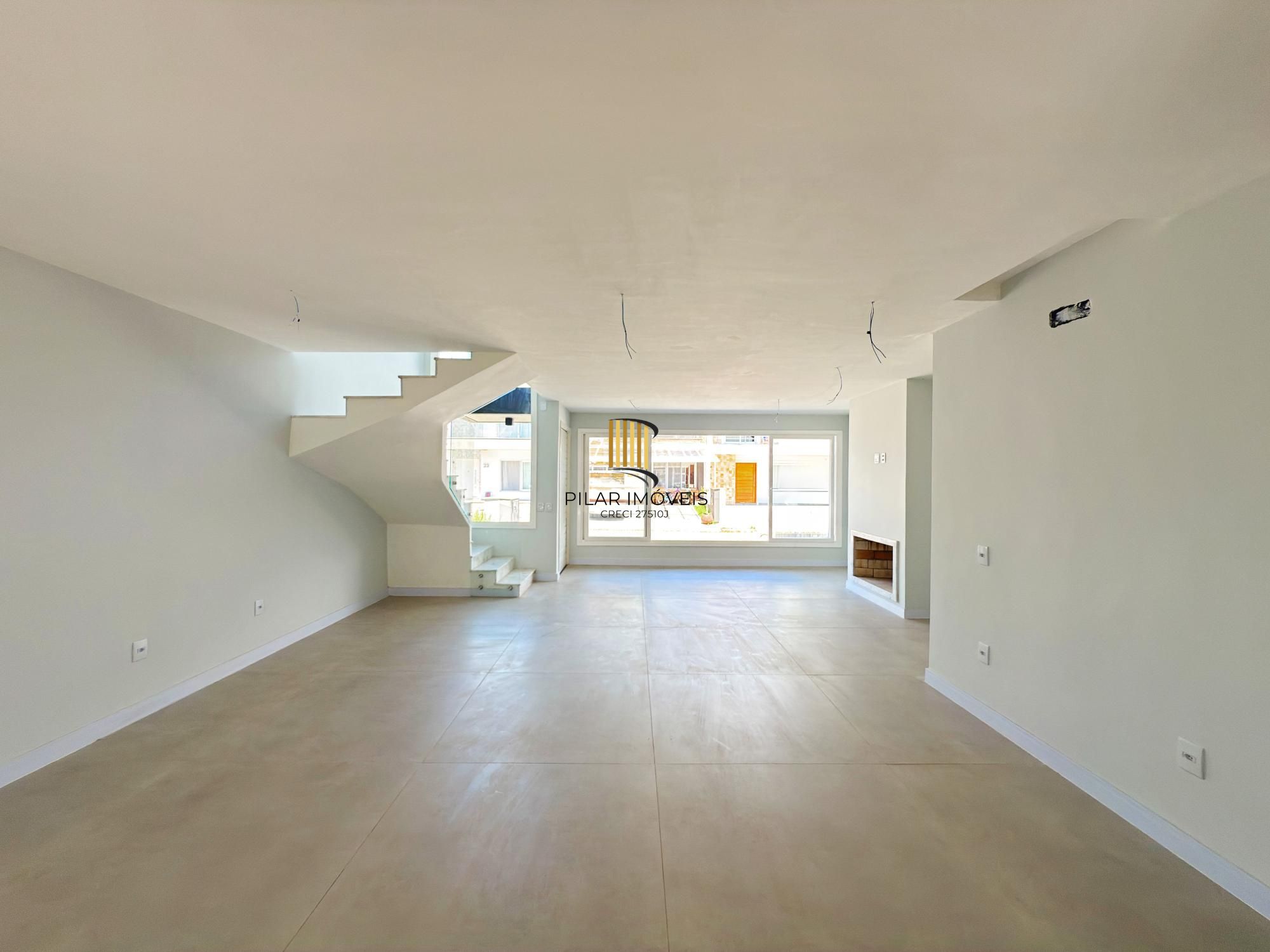 Casa 4 dormitórios( 1 dorm térreo) no Condomínio Villa Amalfi, na zona sul de Porto Alegre.