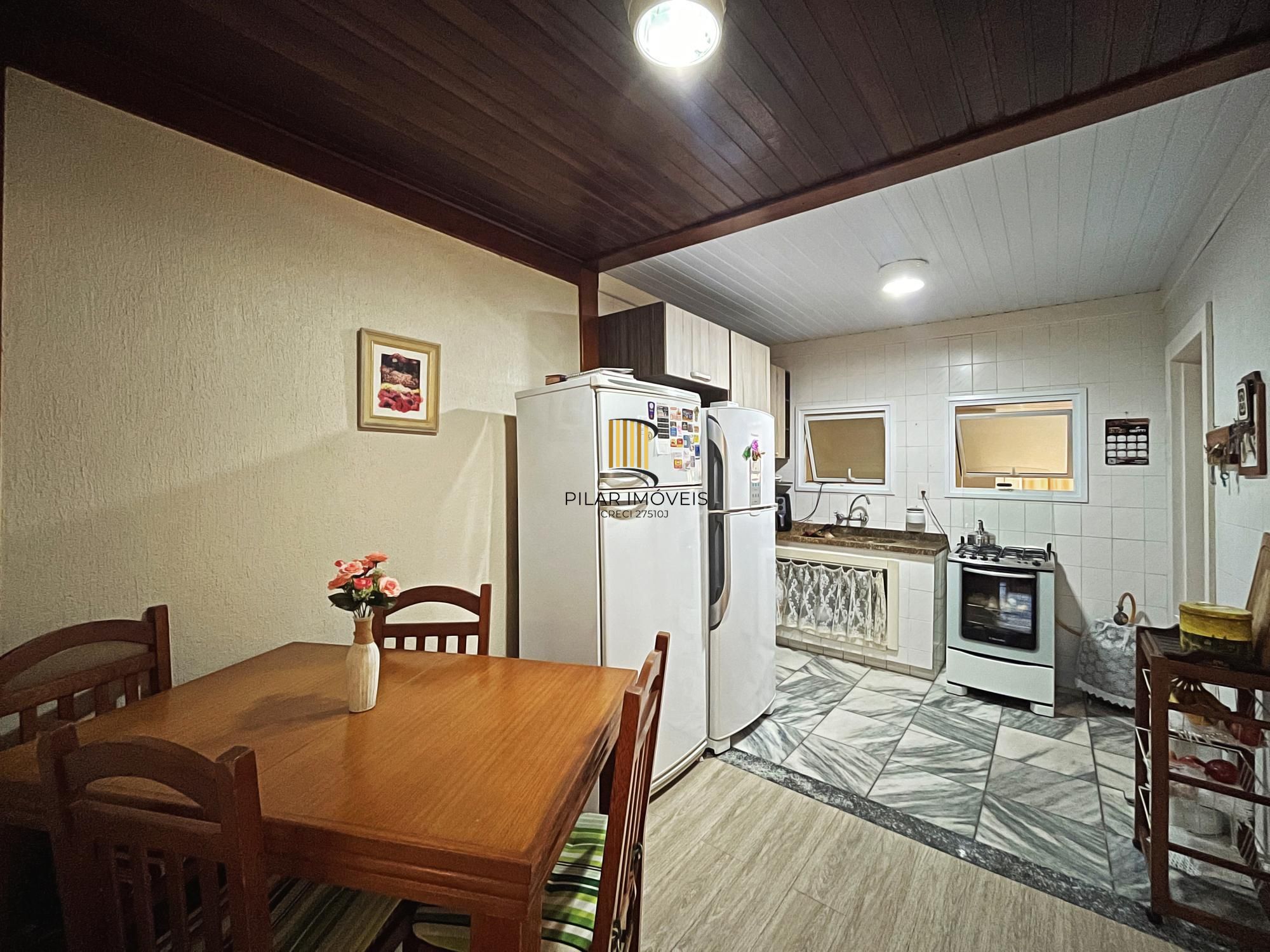 Ótima casa 2 dormitórios, 2 vagas, em rua calma no bairro.