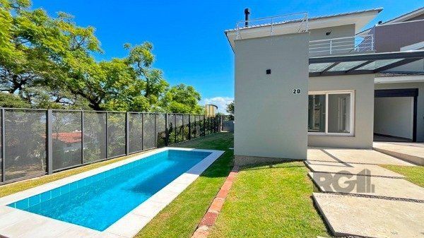 Casa em Porto Alegre, no bairro Jardim Isabel, com 3 dormitório(s), e 3 banheiros, à venda.