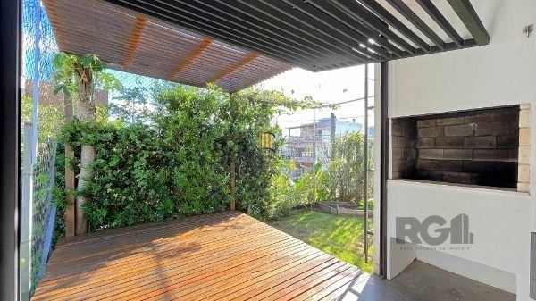 Casa em Porto Alegre, no bairro Guarujá, com 2 dormitório(s), e 2 banheiros, à venda.
