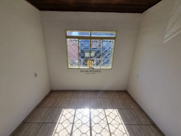 Casa em Porto Alegre, no bairro Vila Nova, com 2 dormitório(s), e 2 banheiros, à venda.