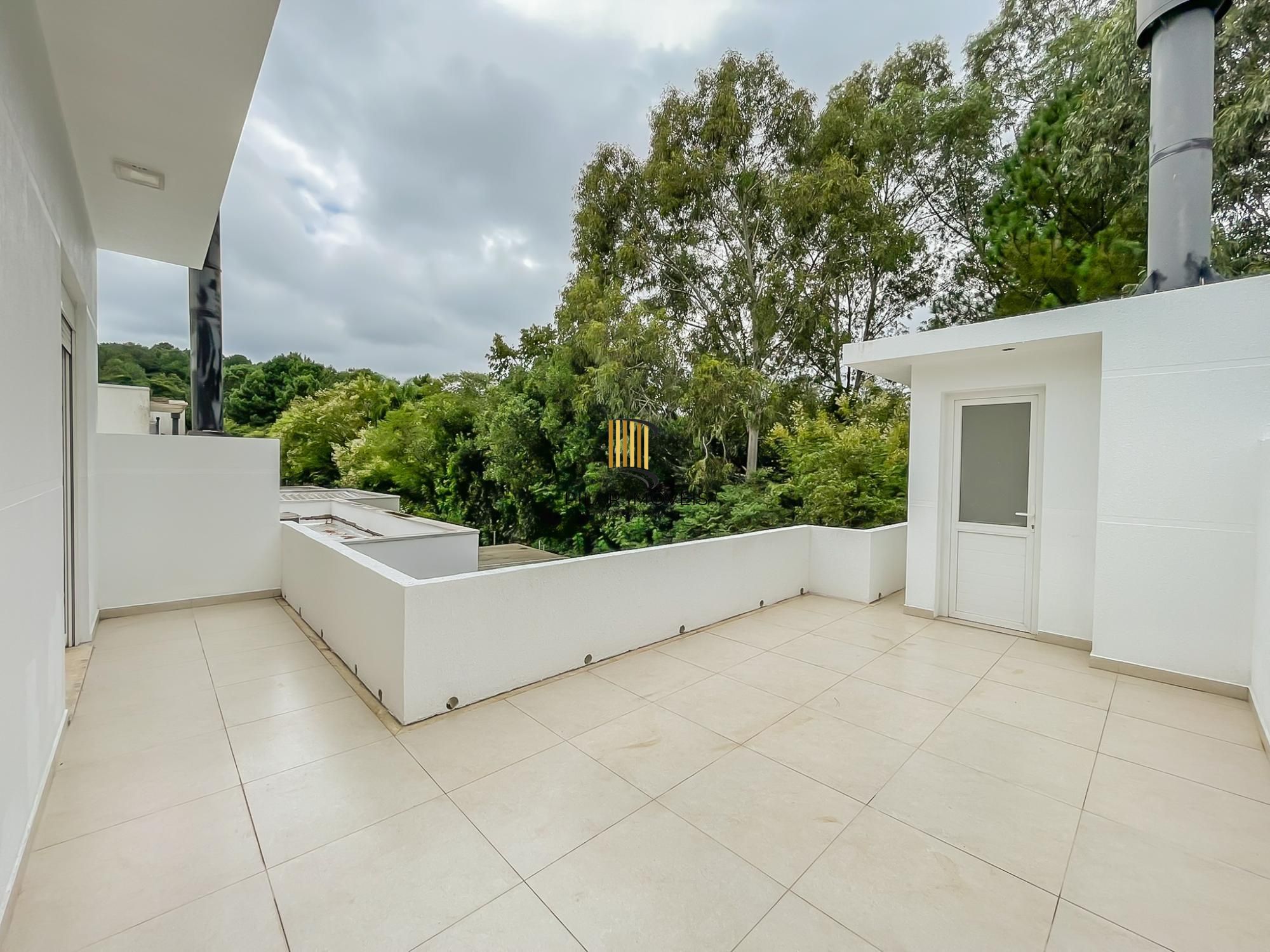Casa ampla com piscina e suíte diferenciada em condomínio no Lagos de Ipanema zona Sul de Porto Alegre !