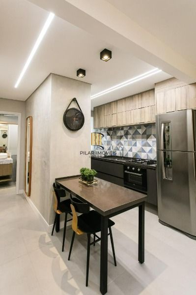Apartamento em Porto Alegre, no bairro Guarujá, com 2 dormitório(s), e 2 banheiros, à venda.