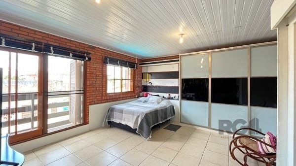Casa em Porto Alegre, no bairro Guarujá, com 5 dormitório(s), e 5 banheiros, à venda.