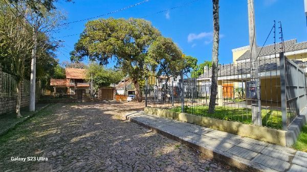 Casa em Porto Alegre, no bairro Ipanema, com 3 dormitório(s), e 3 banheiros, à venda.
