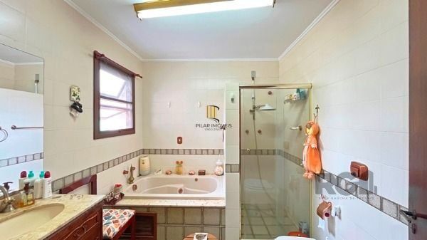Casa para Venda - 235.64m², 3 dormitórios, sendo 1 suites, 3 vagas - Guarujá