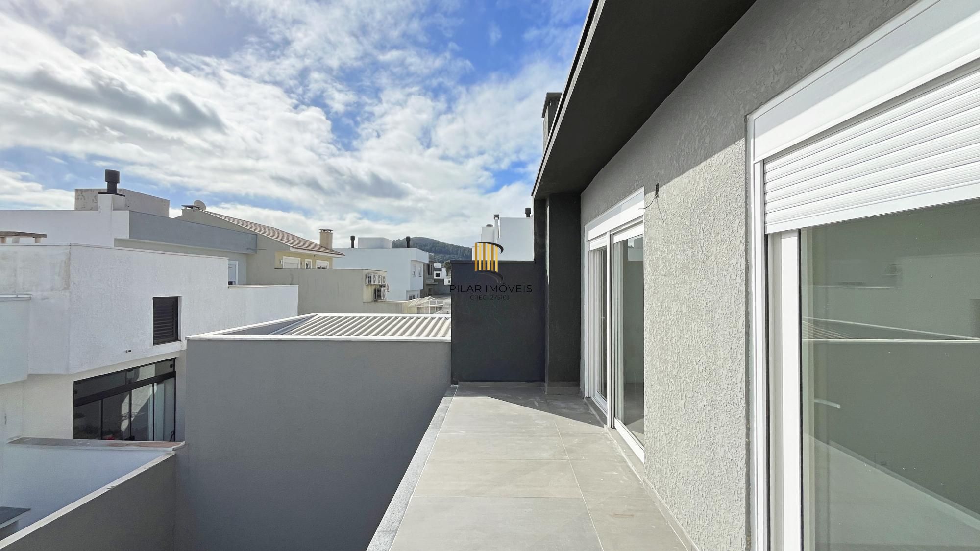 Casa 4 dormitórios( 1 dorm térreo) no Condomínio Villa Amalfi, na zona sul de Porto Alegre.