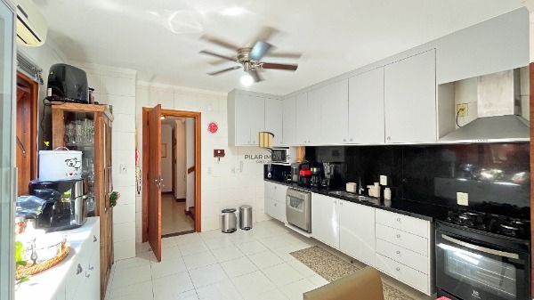 Casa Condominio em Porto Alegre, no bairro Cristal, com 4 dormitório(s), e 4 banheiros, à venda.