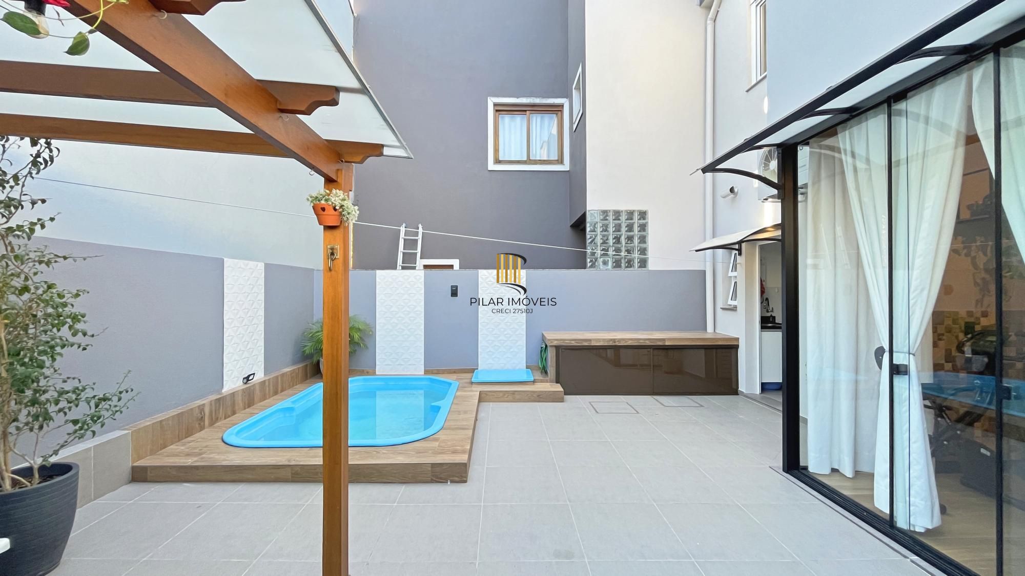 Casa à venda com 174m², 3 dormitórios, 3 suítes, 2 vagas, no bairro Hípica em Porto Alegre