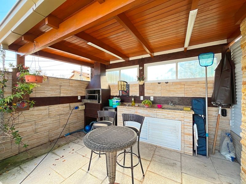 Ótima casa térrea com 4D, piscina e garagem fechada para 2 carros no Jardim Medianeira.