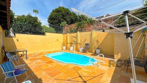 Casa em Porto Alegre, no bairro Ipanema, com 4 dormitório(s), e 4 banheiros, à venda.