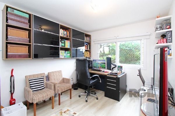 Casa em Porto Alegre, no bairro Tristeza, com 3 dormitório(s), e 3 banheiros, à venda.