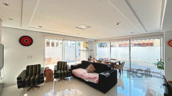 Casa em Porto Alegre, no bairro Hípica, com 3 dormitório(s), e 3 banheiros, à venda.