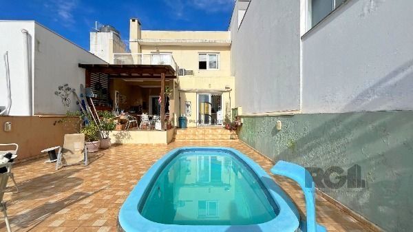 Casa Condominio em Porto Alegre, no bairro Vila Nova, com 3 dormitório(s), e 3 banheiros, à venda.