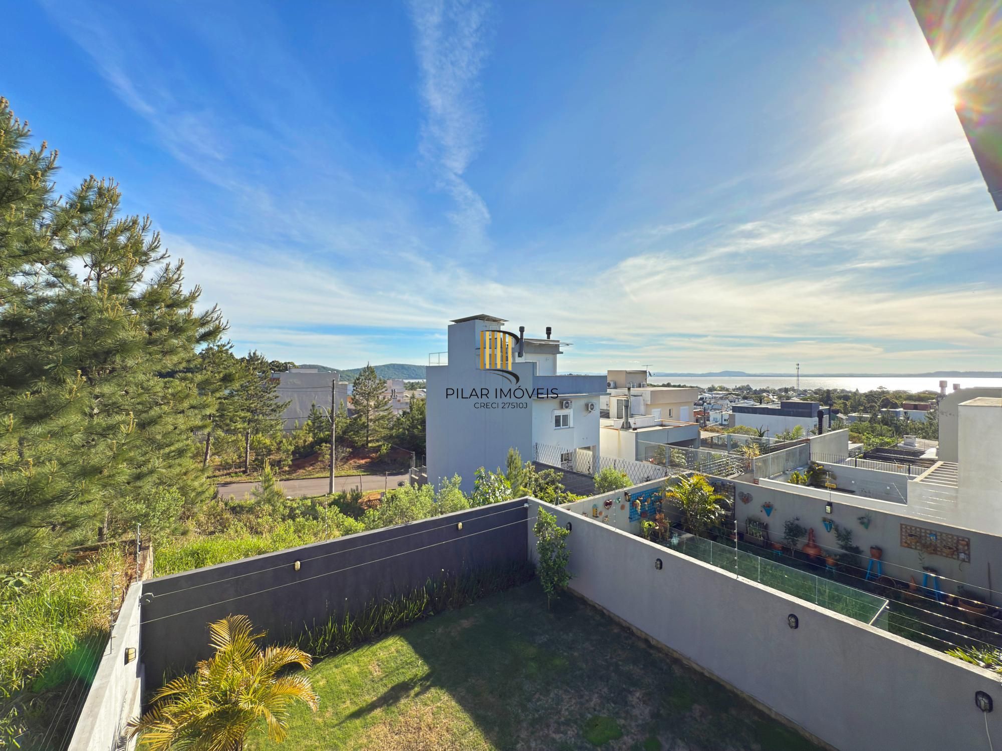 Casa moderna com 3 dormitórios com pátio grande e vista para o Rio Guaíba!