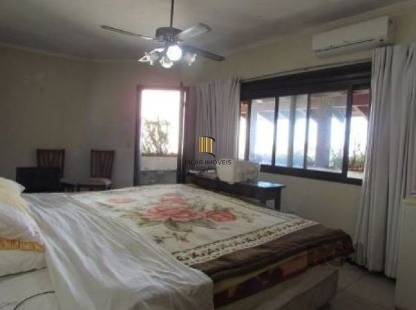Casa em Porto Alegre, no bairro Nonoai, com 4 dormitório(s), e 4 banheiros, à venda.
