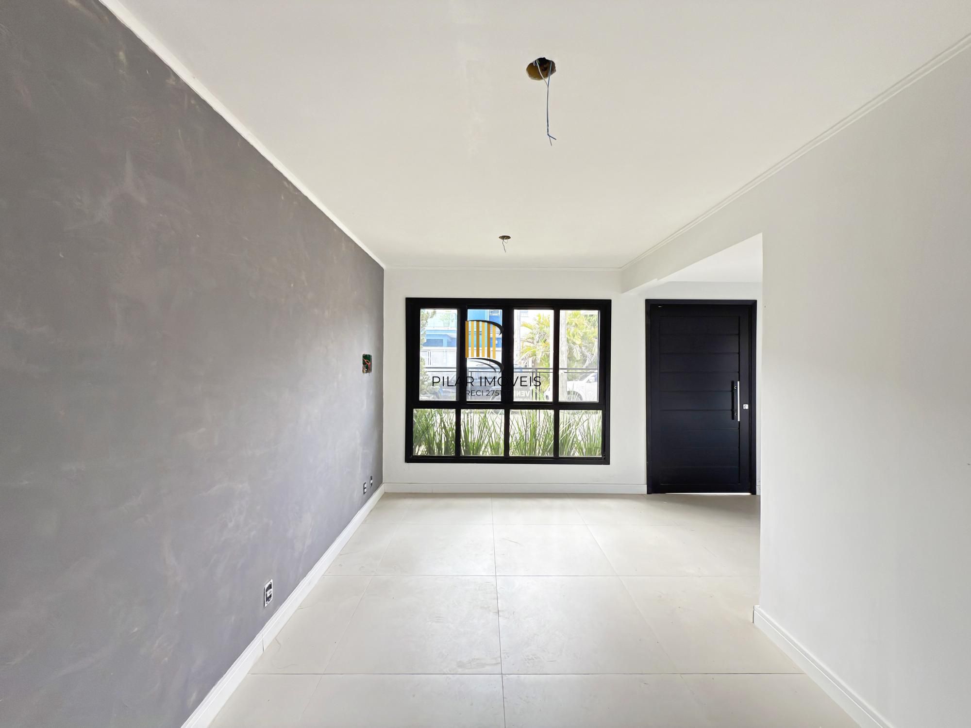 Casa em Porto Alegre, no bairro Hípica, com 4 dormitório(s), à venda.