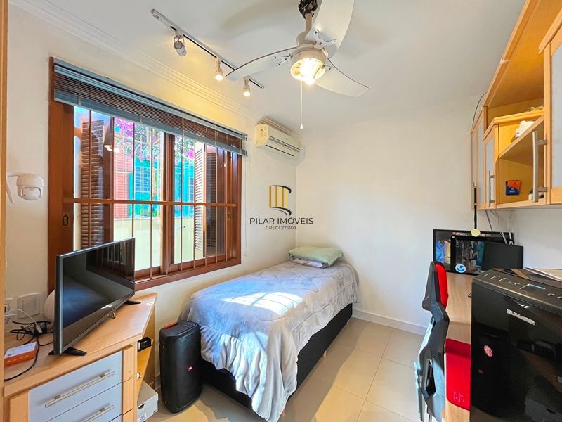 Ótima casa térrea com 4D, piscina e garagem fechada para 2 carros no Jardim Medianeira.