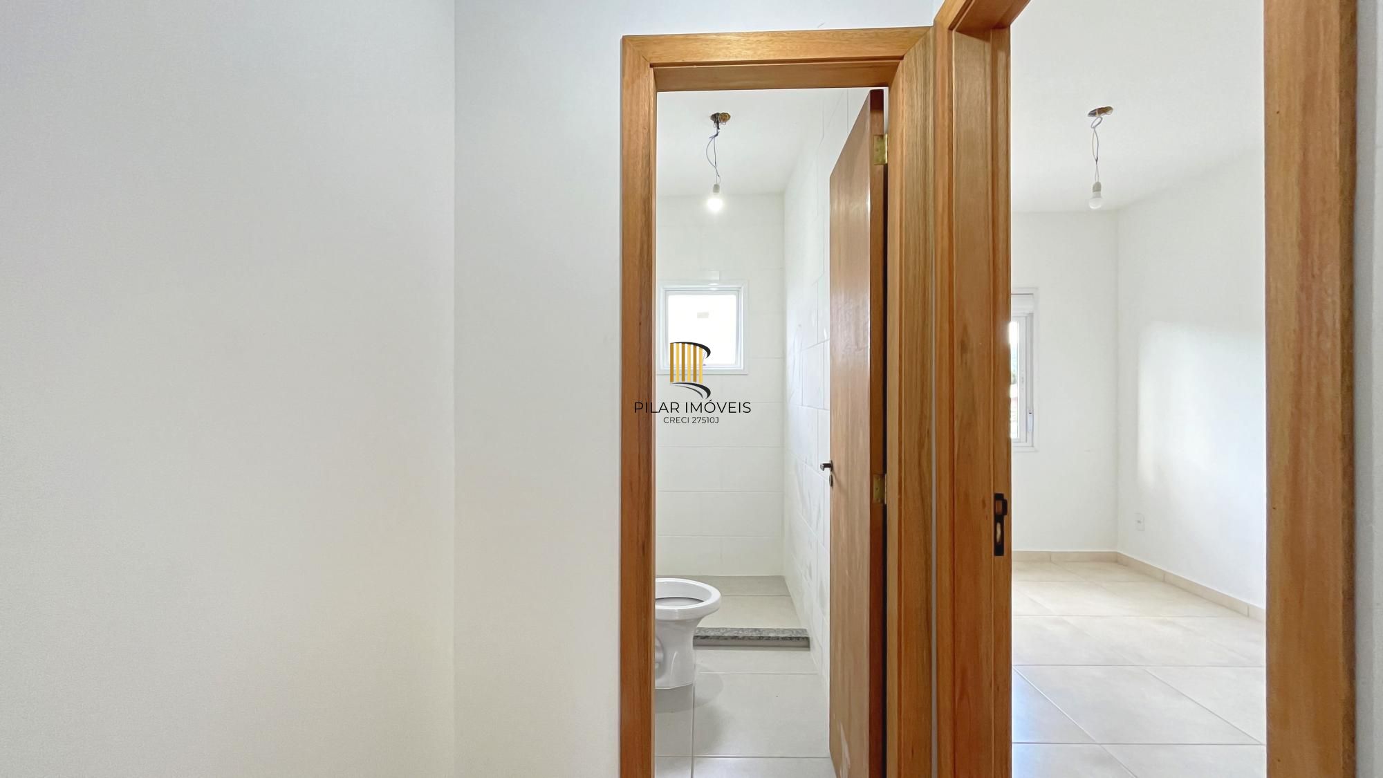 Casa Condominio em Porto Alegre, no bairro Vila Nova, com 2 dormitório(s), e 2 banheiros, à venda.