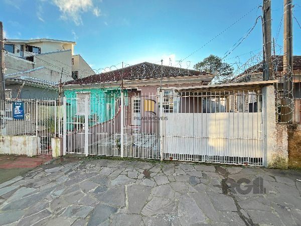 Casa em Porto Alegre, no bairro Medianeira, com 3 dormitório(s), e 3 banheiros, à venda.