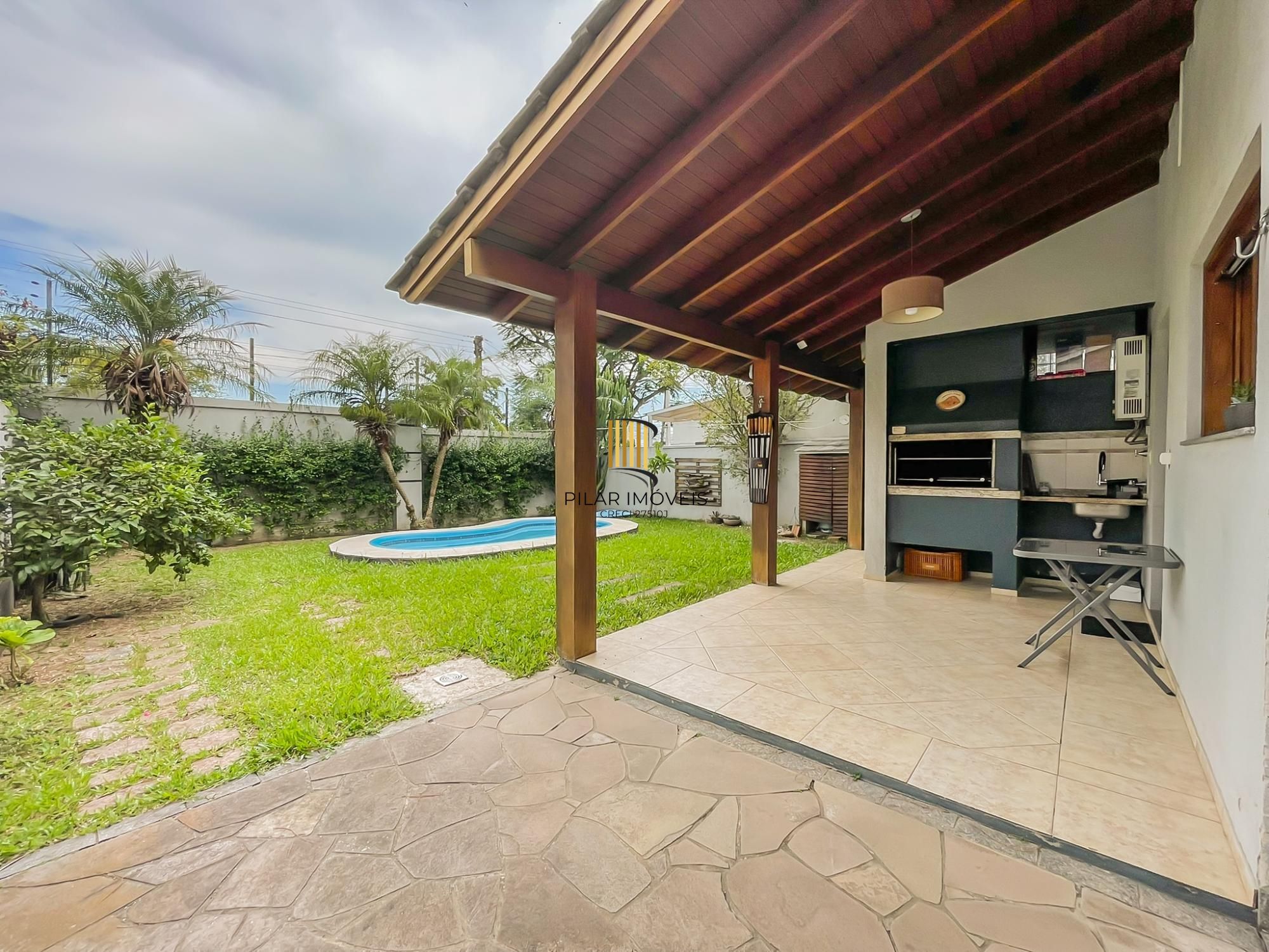 Casa 3 suítes com piscina em condomínio alto padrão na zona sul de Porto Alegre !