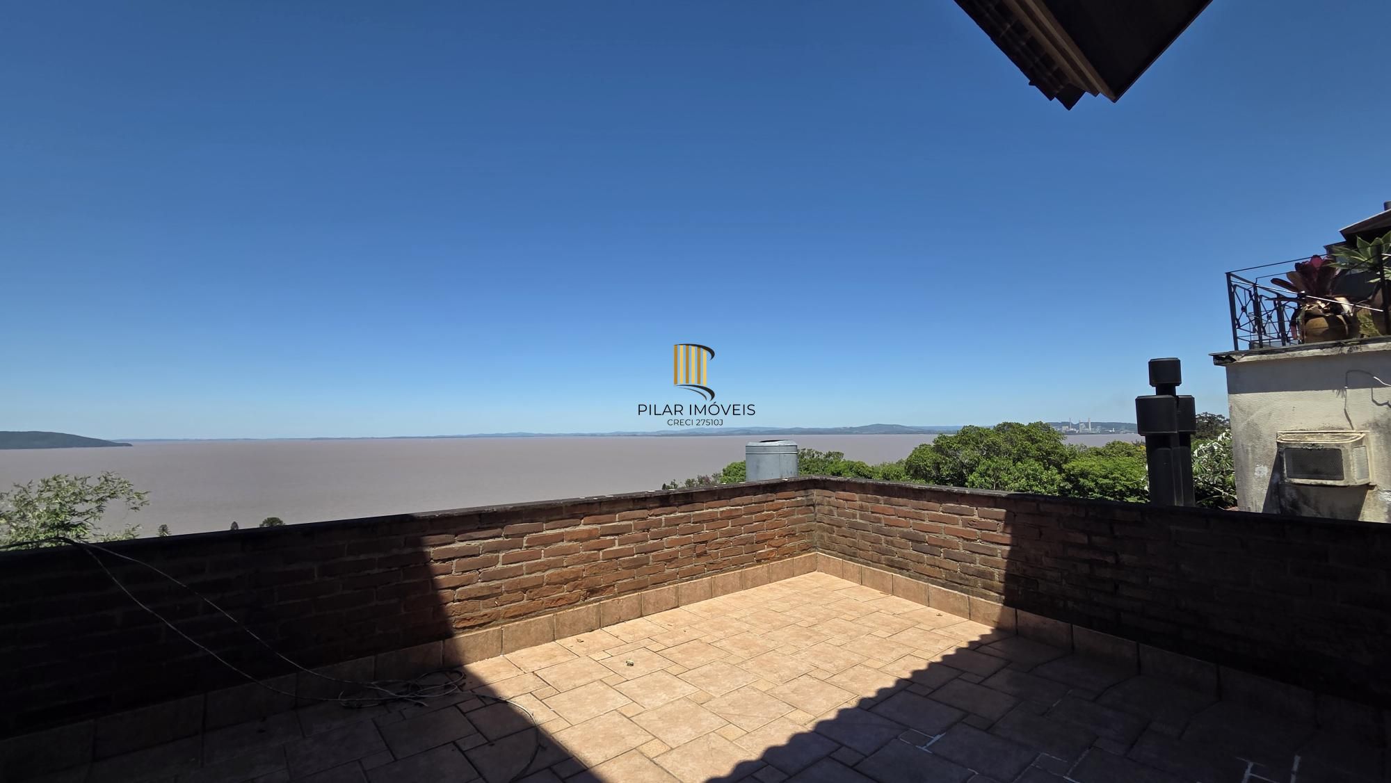 Belíssima residência com 4 dormitórios, 2 suítes com closet e vista deslumbrante para o Guaíba.