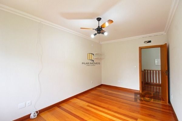 Casa em Porto Alegre, no bairro Hípica, com 3 dormitório(s), e 3 banheiros, à venda.