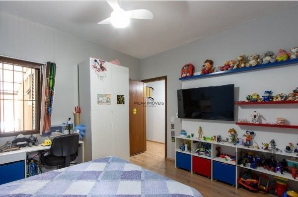 Casa em Porto Alegre, no bairro Aberta Dos Morros, com 5 dormitório(s), e 5 banheiros, à venda.