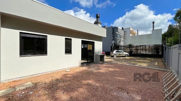 Casa em Porto Alegre, no bairro Hípica, com 3 dormitório(s), e 3 banheiros, à venda.