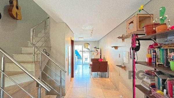 Casa em Porto Alegre, no bairro Guarujá, com 3 dormitório(s), e 3 banheiros, à venda.