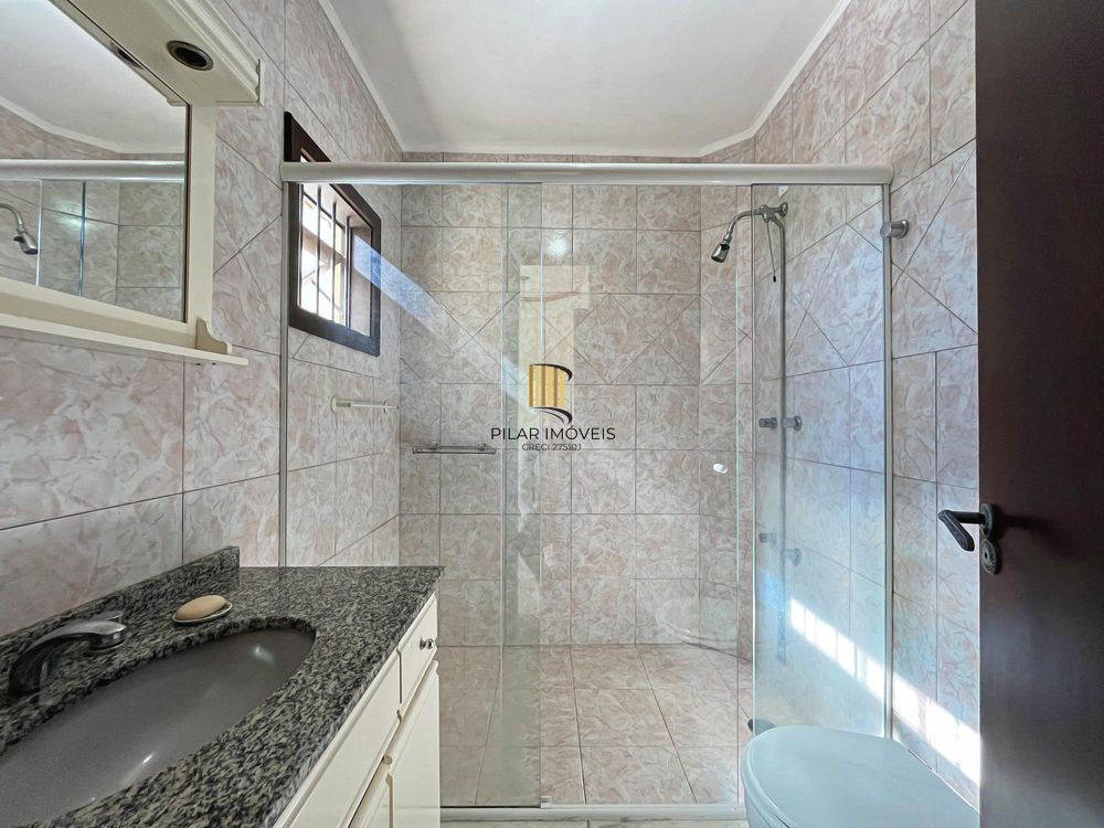 Ótima residência com 3 dormitórios, sendo 1 suíte, lareira e piscina.