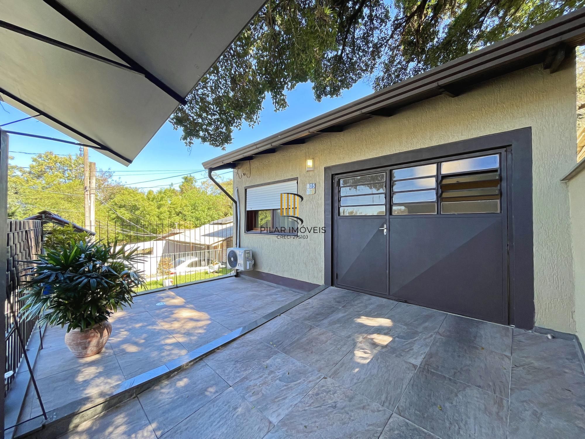 Ótima casa 2 dormitórios, 2 vagas, em rua calma no bairro.