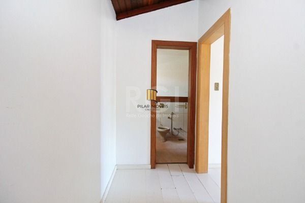 Casa em Porto Alegre, no bairro Ipanema, com 3 dormitório(s), e 3 banheiros, à venda.
