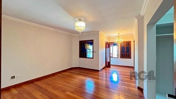 Casa em Porto Alegre, no bairro Hípica, com 3 dormitório(s), e 3 banheiros, à venda.