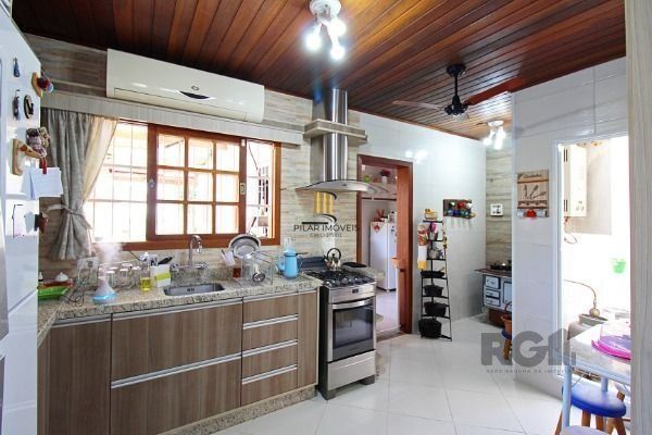 Casa em Porto Alegre, no bairro Serraria, com 3 dormitório(s), e 3 banheiros, à venda.