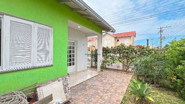 Casa em Porto Alegre, no bairro Hípica, com 2 dormitório(s), e 2 banheiros, à venda.