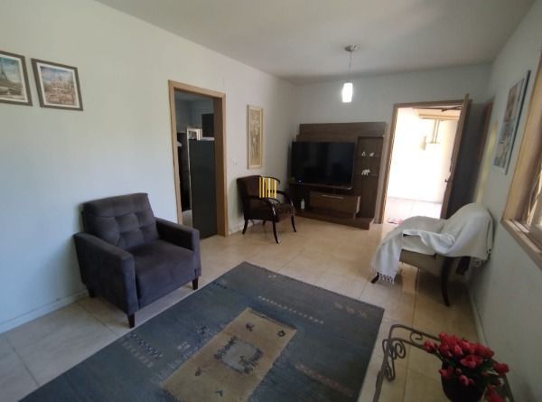 Casa em Porto Alegre, no bairro Vila Nova, com 2 dormitório(s), e 2 banheiros, à venda.