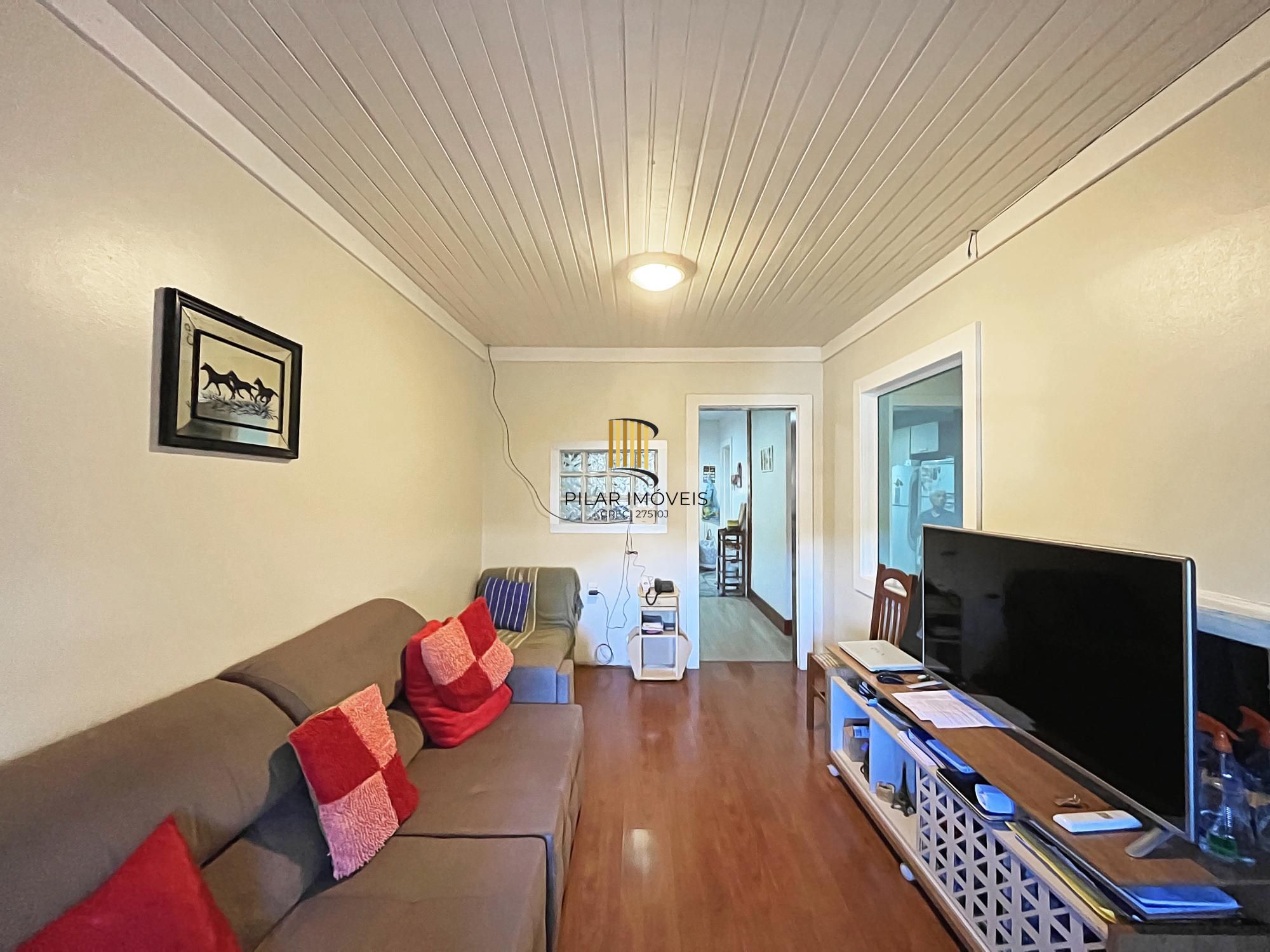 Ótima casa 2 dormitórios, 2 vagas, em rua calma no bairro.