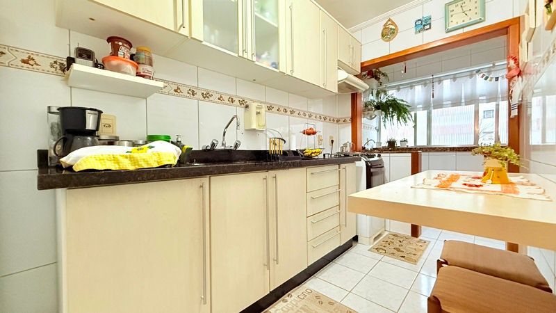 Impecável apartamento com 3 dormitórios , 3 banheiros , 2 vagas cobertas , com 120 m² privativos.