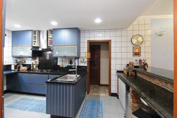 Casa em Porto Alegre, no bairro Guarujá, com 3 dormitório(s), e 3 banheiros, à venda.
